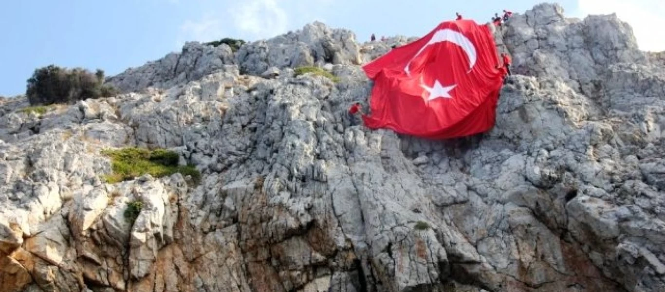 Με τεράστια τουρκική σημαία στα 600 μέτρα από τα Ίμια οι Τούρκοι γιόρτασαν την εθνική τους εορτή (φωτό)